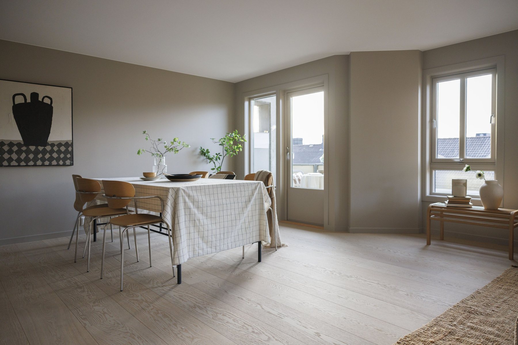 Spisestue med dekket bord