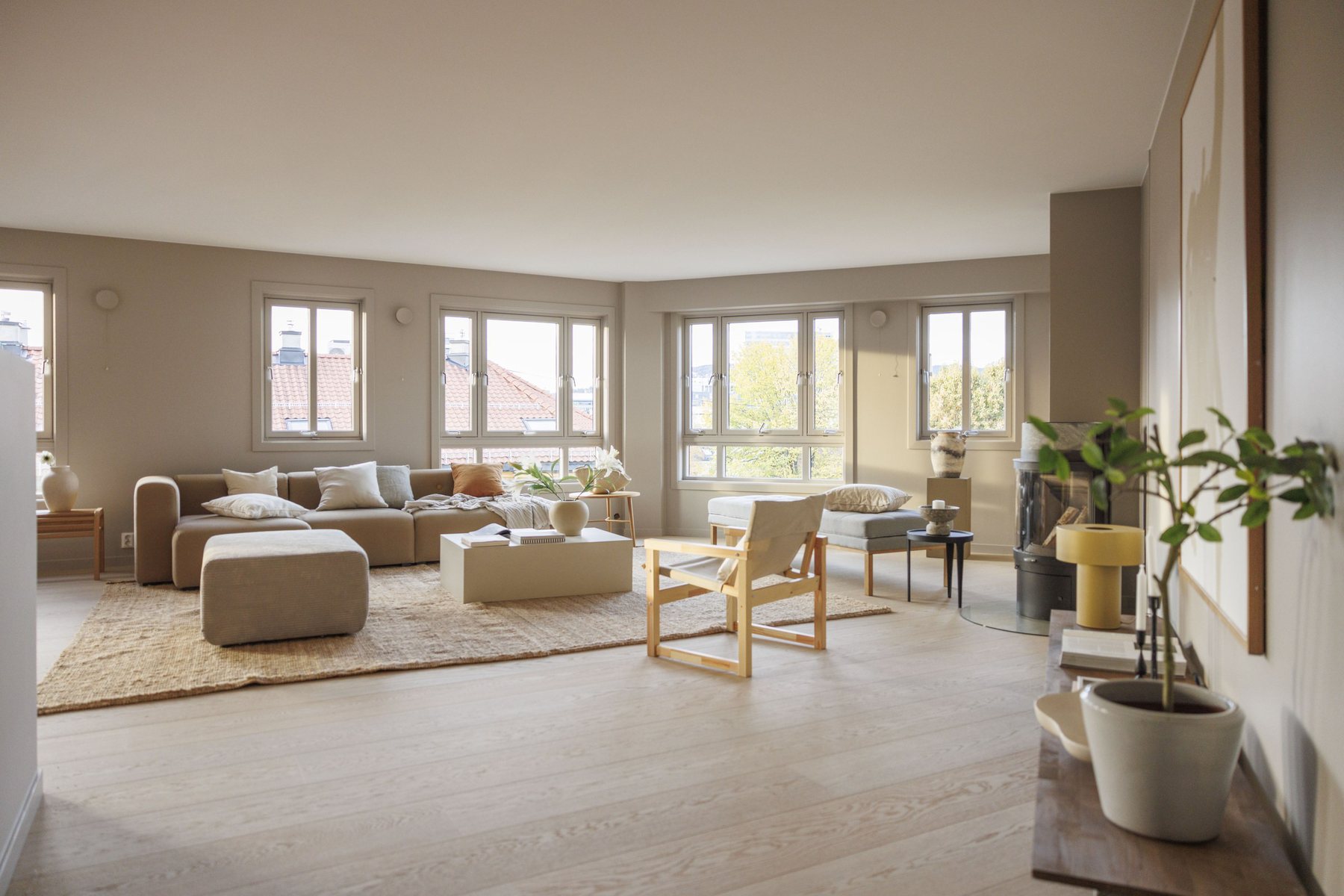 Lys stue med sofa og vindusrekke